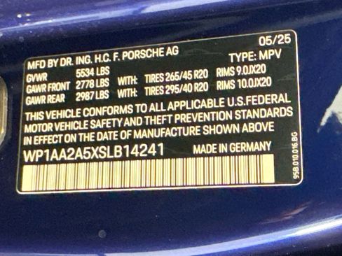 Certified 2025 Porsche Macan AWD/4WD image 27