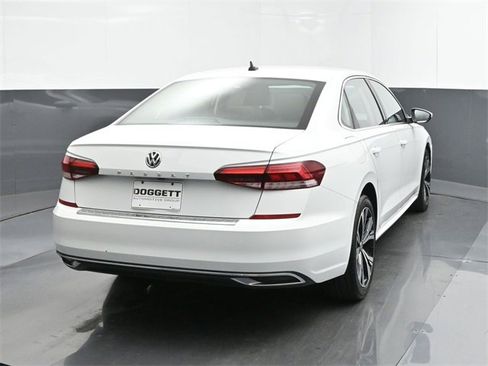 Used 2022 Volkswagen Passat 2.0T SE image 11