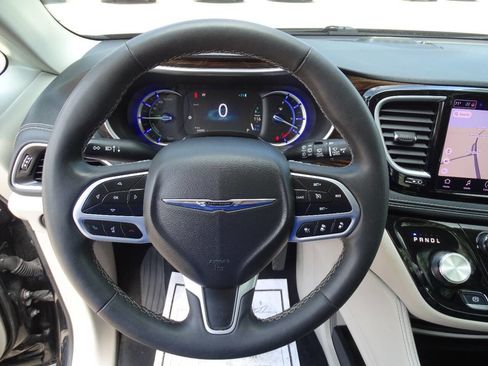 Used 2023 Chrysler Pacifica Limited image 17