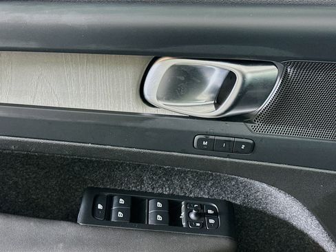 Used 2025 Volvo XC40 B5 Plus image 15