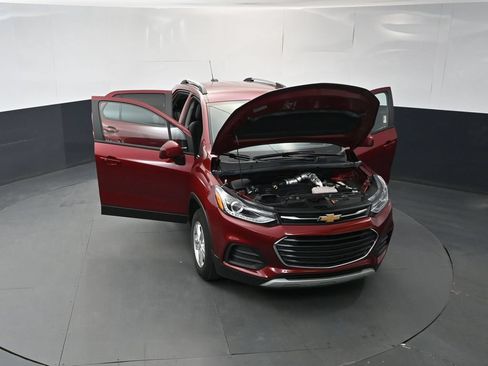 Used 2022 Chevrolet Trax LT w/ LT Convenience Package AWD/4WD image 17