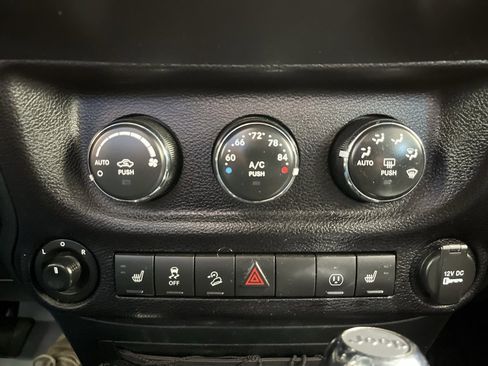 Used 2016 Jeep Wrangler Unlimited Sahara image 15