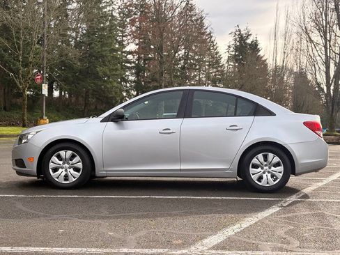 Used 2014 Chevrolet Cruze LS image 2