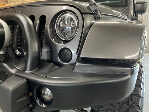 Used 2016 Jeep Wrangler Unlimited Rubicon w/ Connectivity Group AWD/4WD image 14