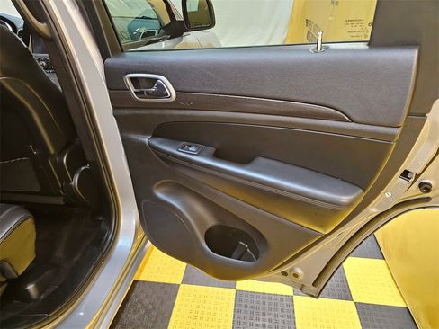 Used 2018 Jeep Grand Cherokee Altitude image 17