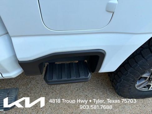 Used 2023 Ford F250 Lariat w/ FX4 Off-Road Package AWD/4WD image 11