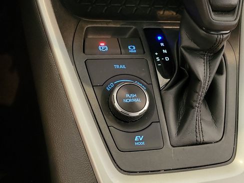 Used 2021 Toyota RAV4 LE image 21