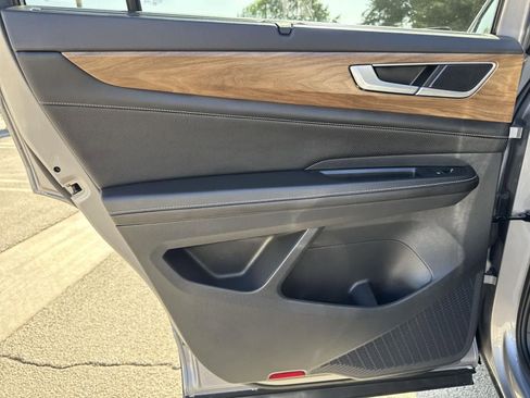 Used 2025 Volkswagen Atlas SE image 25