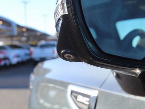 Used 2022 GMC Yukon XL Denali w/ Denali Premium Package image 16