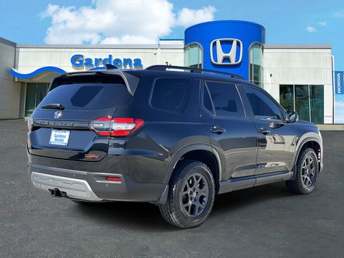 Certified 2025 Honda Pilot TrailSport image 6