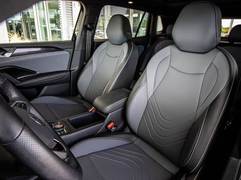 Certified 2025 Volkswagen Tiguan SE R-Line FWD image 25