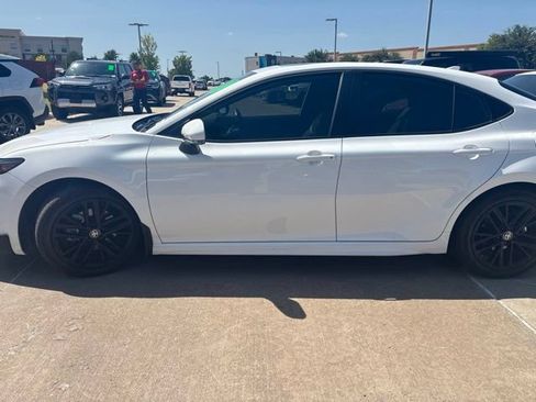 Used 2025 Toyota Camry SE w/ Convenience Package FWD image 5
