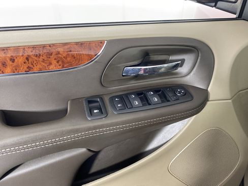 Used 2014 Chrysler Town & Country Touring FWD image 13