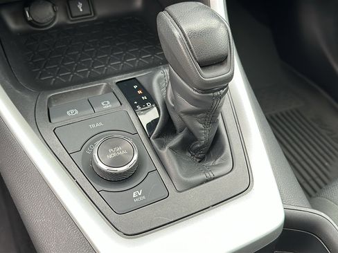 Used 2021 Toyota RAV4 XLE w/ Convenience Package image 19