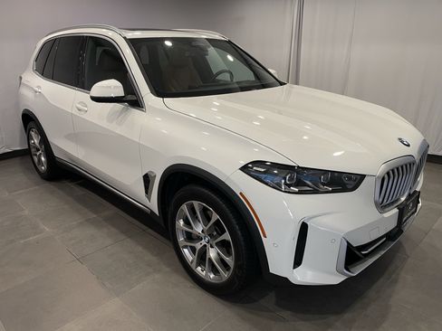 Used 2024 BMW X5 xDrive40i w/ Premium Package AWD/4WD image 3