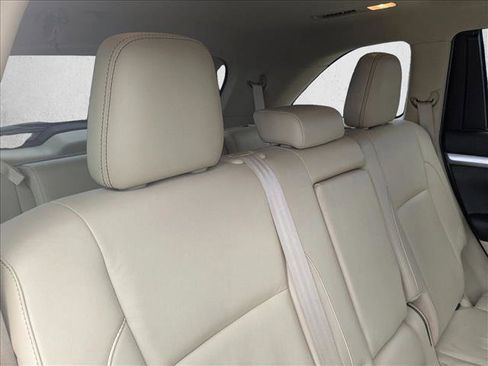 Used 2019 Toyota Highlander XLE FWD image 18