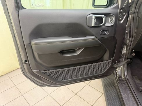 Used 2025 Jeep Wrangler Sahara image 29