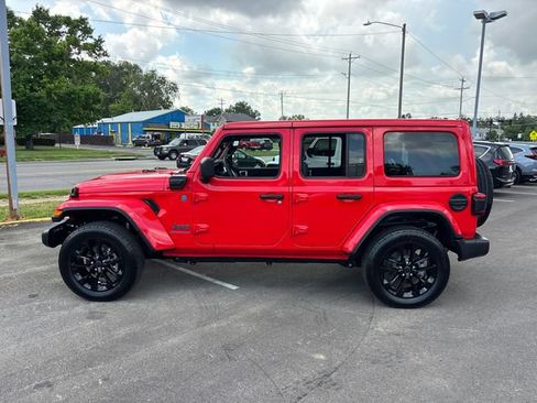 Used 2025 Jeep Wrangler Unlimited Sahara w/ Safety Group AWD/4WD image 3