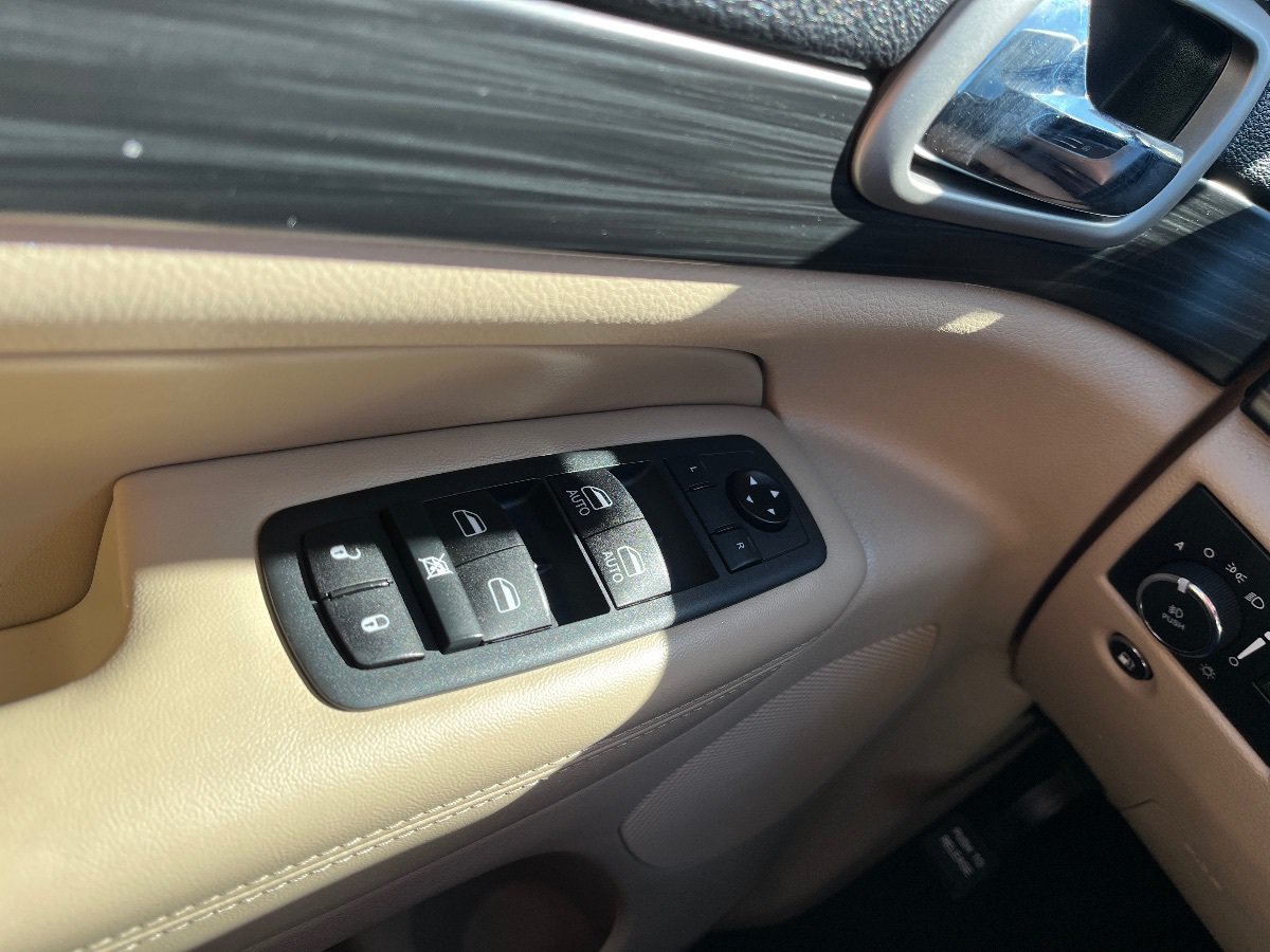 Used 2020 Jeep Grand Cherokee Laredo AWD/4WD image 22