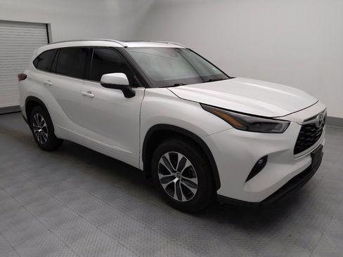 Used 2022 Toyota Highlander XLE w/ Protection Package #3 (TMS) AWD/4WD image 11