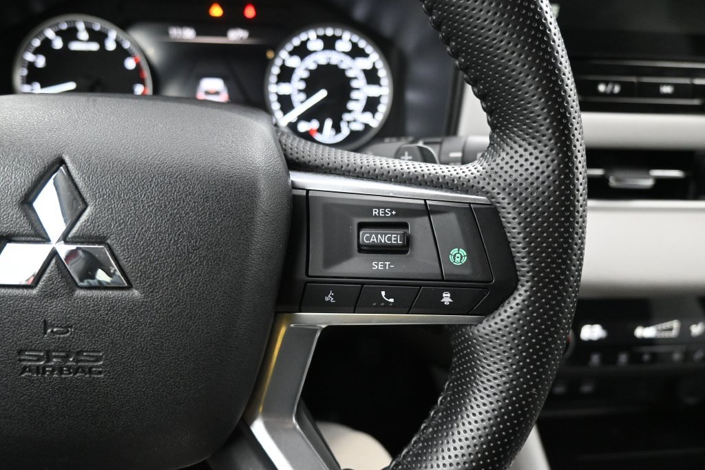 Used 2025 Mitsubishi Outlander SE FWD image 16