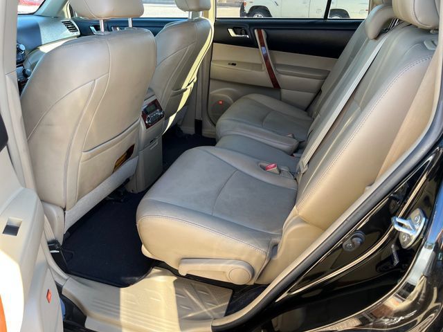 Used 2011 Toyota Highlander Limited w/ Tow Pkg AWD/4WD image 3
