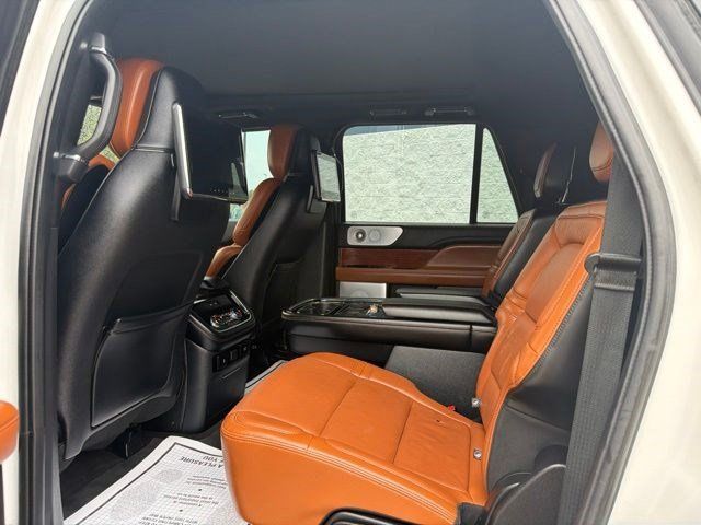 Used 2020 Lincoln Navigator L Reserve w/ Equipment Group 208A Reserve AWD/4WD image 17
