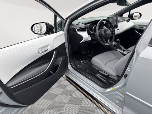 Used 2022 Toyota Corolla SE image 2