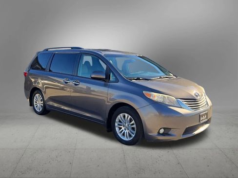 Used 2017 Toyota Sienna XLE image 8