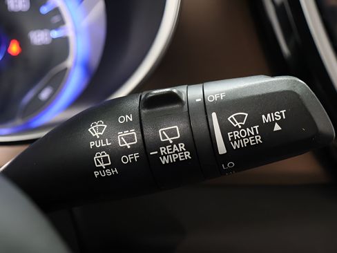 Used 2017 Chrysler Pacifica Touring-L FWD image 18