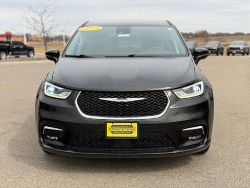 Used 2023 Chrysler Pacifica Touring-L image 2