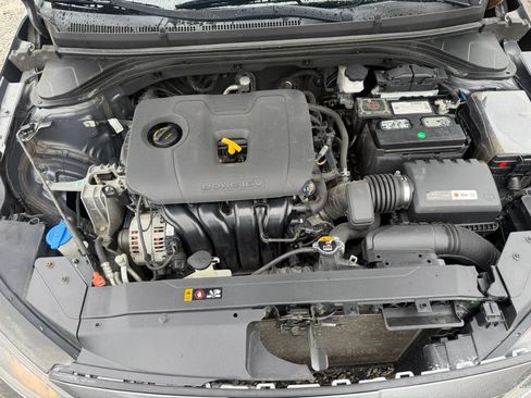 Used 2019 Hyundai Elantra SE FWD image 25
