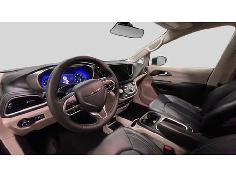 Used 2023 Chrysler Pacifica Touring-L image 10