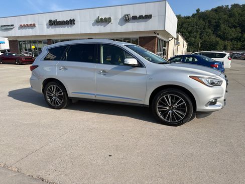 Used 2018 INFINITI QX60 Luxe w/ Deluxe Technology Package AWD/4WD image 2