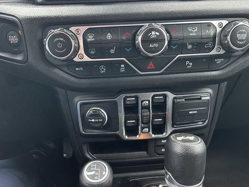 Used 2025 Jeep Wrangler Sport S image 23