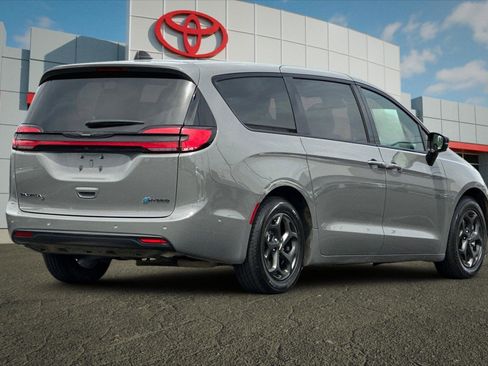 Used 2023 Chrysler Pacifica Limited w/ S Appearance Package FWD image 3