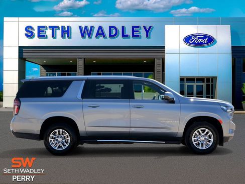 Used 2024 Chevrolet Suburban LT image 2