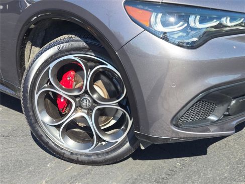 Used 2024 Alfa Romeo Stelvio Veloce image 3