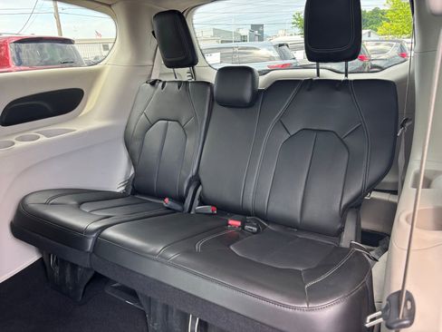 Used 2023 Chrysler Pacifica Touring-L AWD/4WD image 17