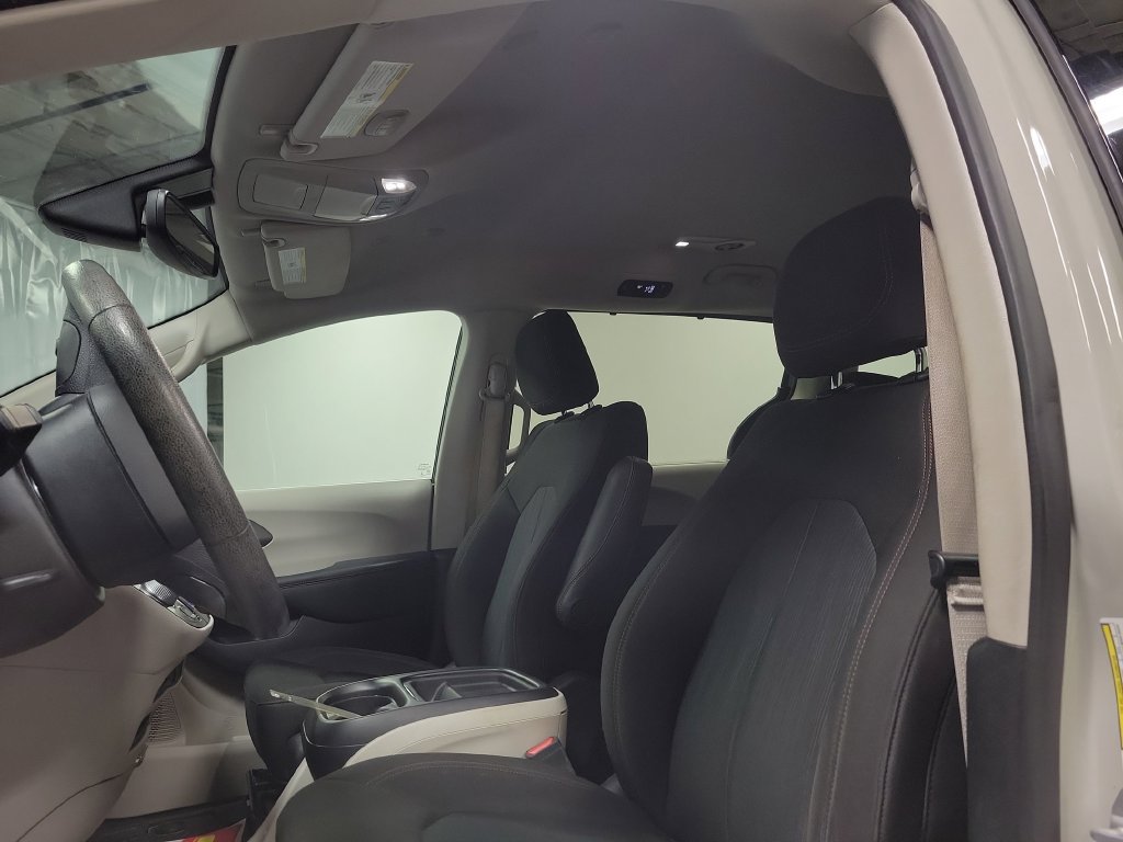 Used 2020 Chrysler Pacifica Touring FWD image 16