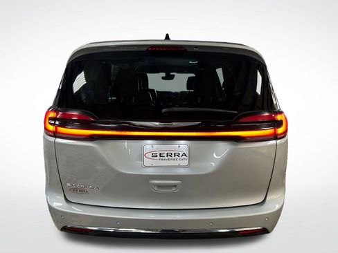 Used 2023 Chrysler Pacifica Touring-L FWD image 4