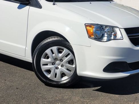 Used 2019 Dodge Grand Caravan SE w/ UConnect Hands-Free Group FWD image 9