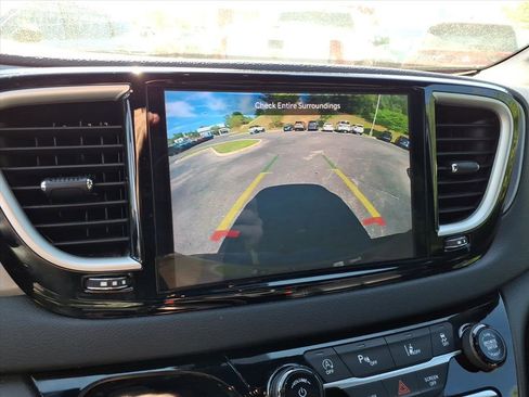 Used 2025 Chrysler Pacifica Select FWD image 23