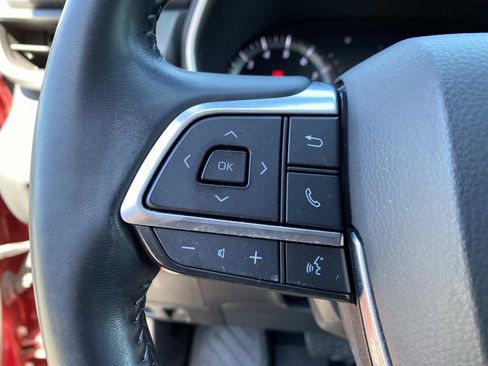 Used 2021 Toyota Highlander XLE AWD/4WD image 19