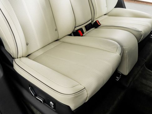 Used 2023 Bentley Bentayga Extended Wheelbase image 35