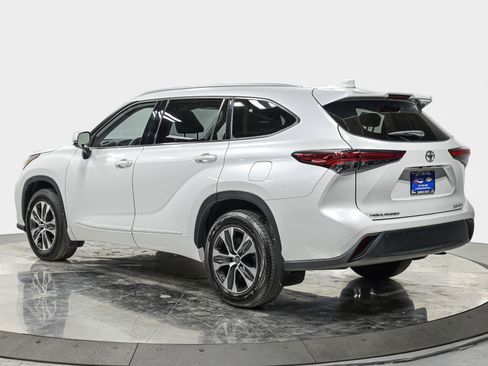 Used 2022 Toyota Highlander XLE image 4