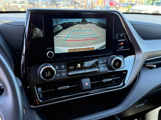 Used 2024 Toyota Highlander LE FWD image 20