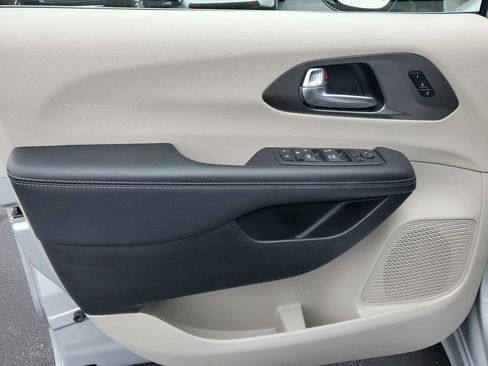 Used 2024 Chrysler Pacifica Touring-L FWD image 23