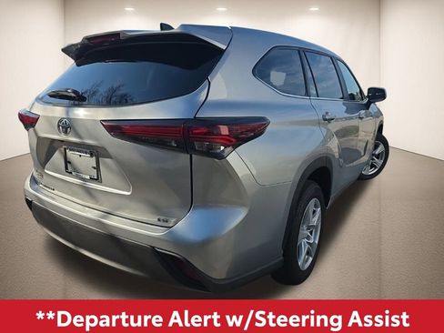 Used 2024 Toyota Highlander LE image 6