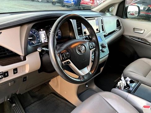 Used 2017 Toyota Sienna XLE image 11